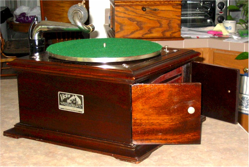 Victor Victrola VI Phonograph (1917)