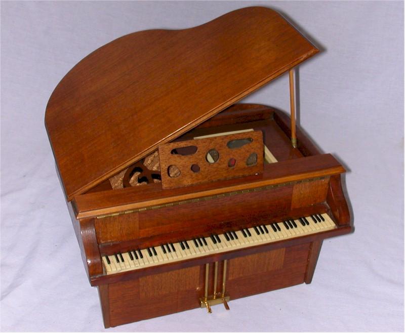 General Television 534 "Grand Piano" Novelty (1939)