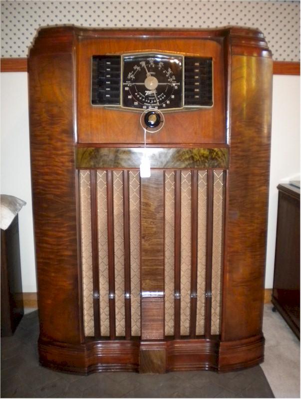 Zenith 12-H-670 "Newport" Console