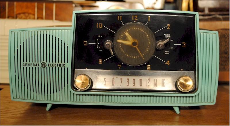 General Electric C417C Clock Radio (1958)