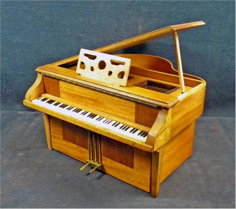 General Television & Radio 534 "Piano" (1939)