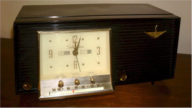 Silvertone 6025 Clock Radio (1956)