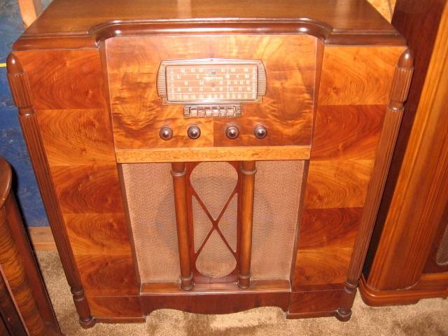 Truetone D1144 Grand Console (1942)