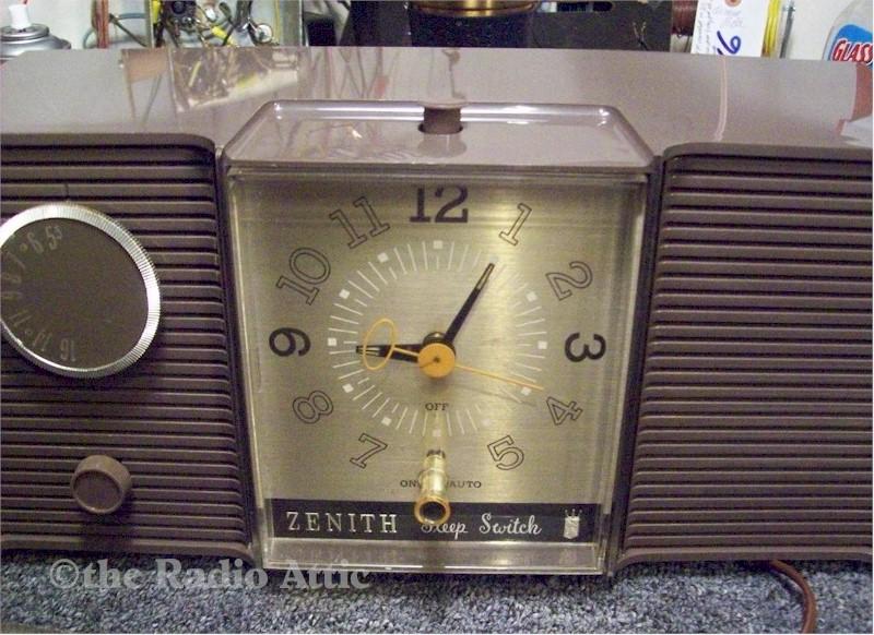 Zenith L513C Clock Radio (1964)