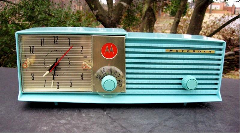 Motorola 57-CD-4A Clock Radio (1957)