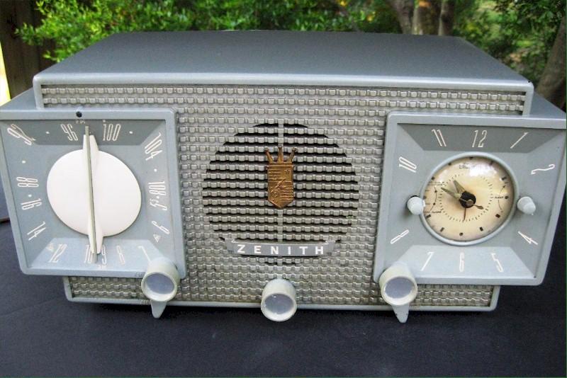 Zenith Z-733 AM/FM Clock Radio (1955)