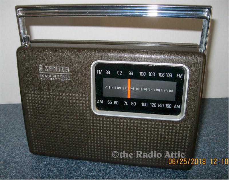 Zenith RF-42 AM/FM Portable (1975)